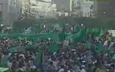 Gheddafi: "Se i raid continuano attaccheremo l'Europa"