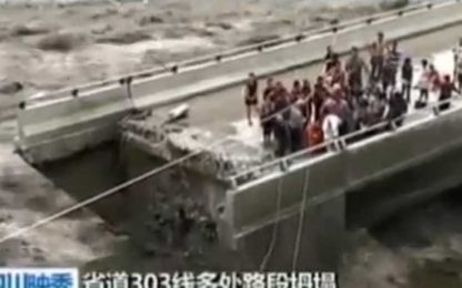 Cina, intrappolati su un ponte per un’alluvione: VIDEO