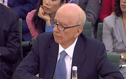 Rupert Murdoch, tentata aggressione durante l'audizione