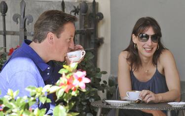 Toscana, la cameriera a Cameron: "Si serva da solo"