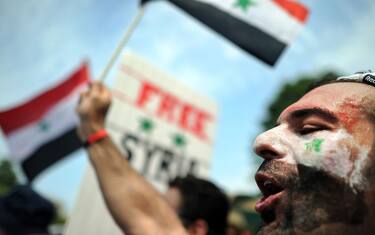 Siria, ancora violenze. Londra apre all’intervento armato