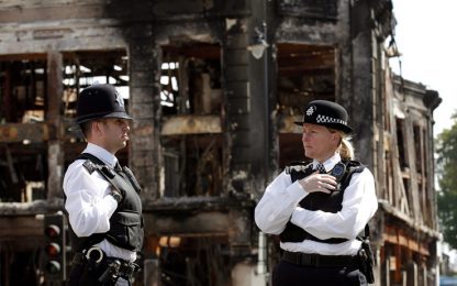 Londra: ancora scontri e saccheggi. 100 arresti