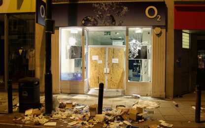 Londra nel caos: saccheggi a Clapham. VIDEO