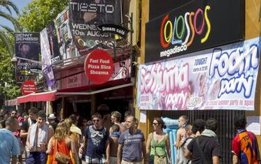 Costa Brava, scontri tra turisti e polizia. VIDEO