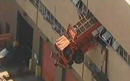 New York, camion sfonda muro e rimane sospeso in aria. VIDEO