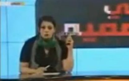 Libia, presentatrice tv con la pistola minaccia i ribelli