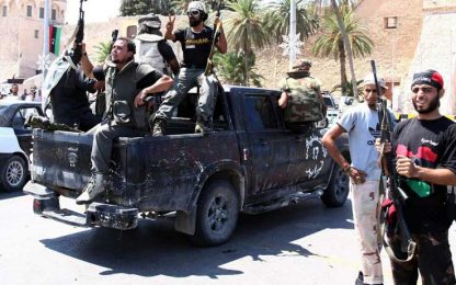 A Tripoli si continua a combattere: è caccia a Gheddafi