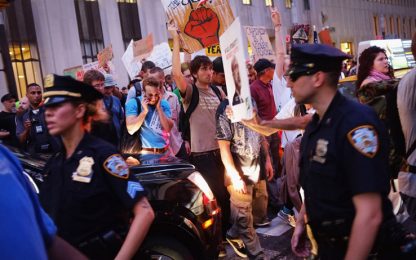 Proteste a Wall Street: il poliziotto smascherato dal Web