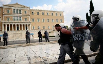 Atene, sciopero contro i tagli: scontri polizia-manifestanti