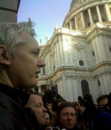 Assange tra gli indignados a Londra: fermato dalla polizia