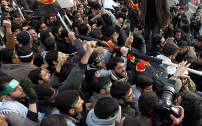 Teheran, assalto all'ambasciata. Evacuati i delegati inglesi