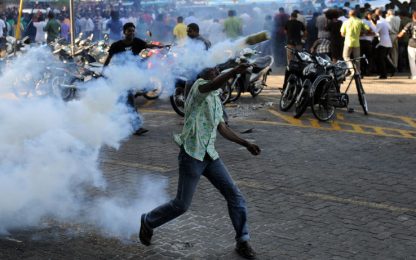 Maldive, scontri violenti tra manifestanti e polizia