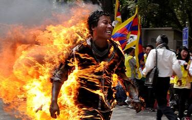 Si era dato fuoco per protesta, muore giovane tibetano