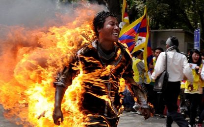 Si era dato fuoco per protesta, muore giovane tibetano