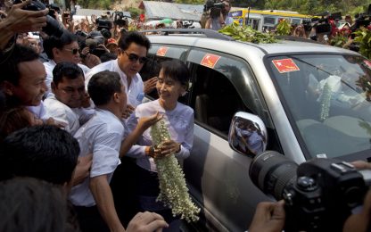 Birmania, il partito di Suu Kyi conquista 43 seggi su 44