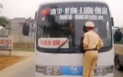 Vietnam, vigile aggrappato al bus in corsa: voleva multarlo