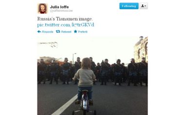 twitter_foto_mosca_ioffe_rusia_proteste_omon_bicicletta_bimbo