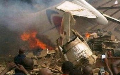 Nigeria, aereo cade su un edificio: “Nessun superstite”