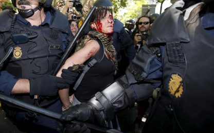 Spagna, Rajoy taglia le tredicesime. Scontri in piazza