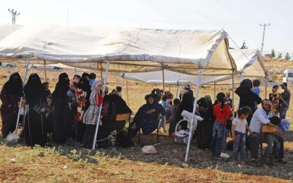 Siria, esodo notturno di massa: in Turchia 2500 profughi