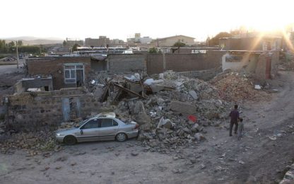 Violento sisma in Iran: almeno 180 morti e 1300 feriti