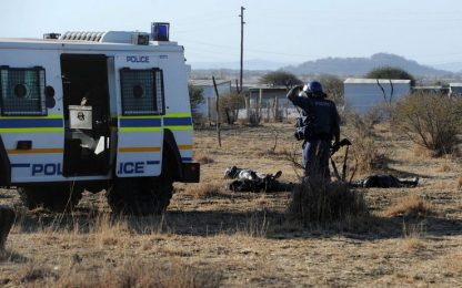 Sudafrica, la polizia spara sui minatori in sciopero: morti