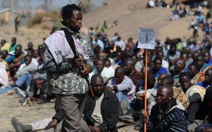 Sudafrica, sono oltre trenta i minatori uccisi dalla polizia