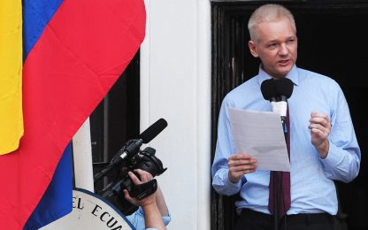 Londra, parla Assange: “Obama, basta caccia alle streghe”