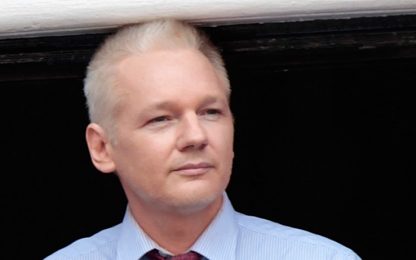 Assange: “Potrei restare anche un anno chiuso in ambasciata”