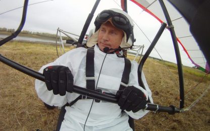 Putin sul deltaplano in aiuto delle gru. IL VIDEO