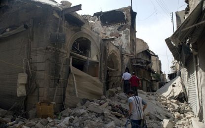 Siria, ancora sangue. In fiamme il suk di Aleppo