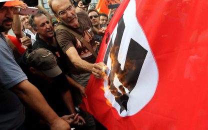 Merkel ad Atene: "Qui da amica". Ma in migliaia protestano