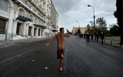 Atene, scontri in piazza. Merkel: "Sono qui come amica"