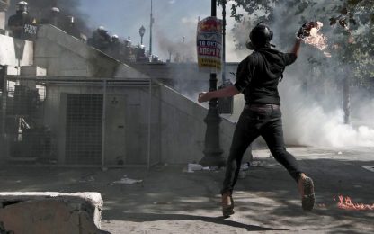 Grecia, scontri ad Atene: un morto per infarto