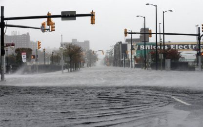 L'uragano Sandy ferma New York, paura sulla costa Nord-Est