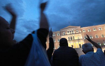 Atene: nuovi tagli, tra proteste e scontri