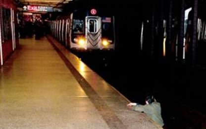 Travolto dalla metro a New York, polemiche sulla foto
