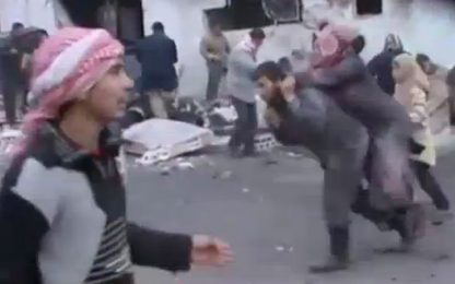 Siria, raid su civili in coda per il pane. Almeno 90 morti