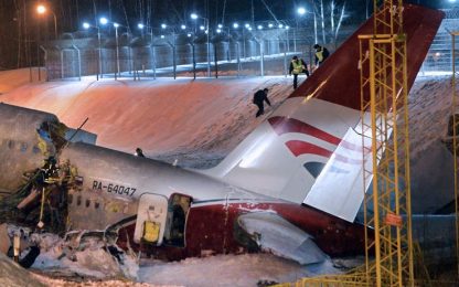 Mosca, aereo in fiamme e fuori pista. 4 vittime