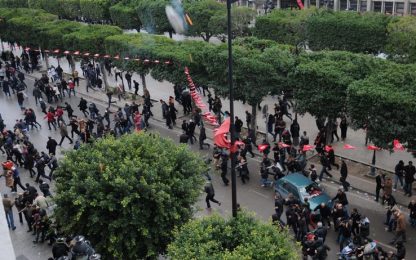 La Tunisia si ferma per l'addio a Belaid