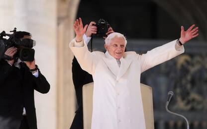 Benedetto XVI: "Non abbandono la croce". VIDEO