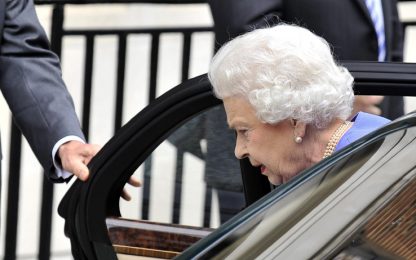 La Regina Elisabetta in ospedale: salta la visita in Italia