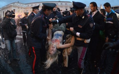 Inizia il Conclave, le Femen protestano in Vaticano. VIDEO