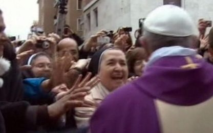 Papa Francesco in mezzo alla folla. VIDEO