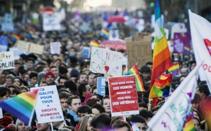 Francia: via libera definitivo a nozze e adozioni gay