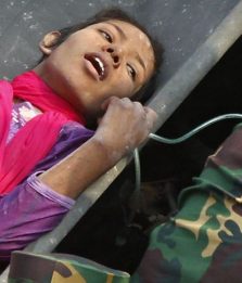 Bangladesh, salvata dopo 17 giorni sotto le macerie