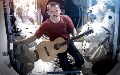 Iss, astronauta canta "Space Oddity" in orbita. VIDEO