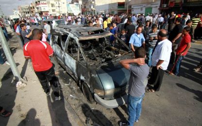 Bengasi, autobomba fuori dall'ospedale: decine di morti