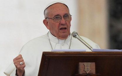 Papa: "Crisi è occuparsi di banche e non degli affamati"