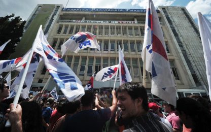 Grecia, governo chiude la tv di Stato: proteste e scioperi